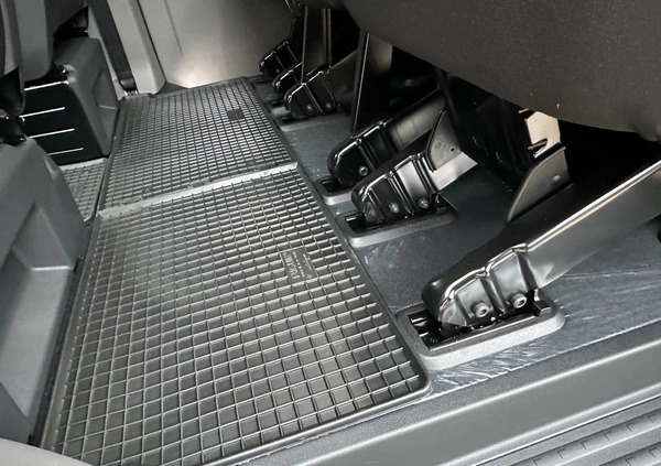 Volkswagen Caravelle cena 378840 przebieg: 25, rok produkcji 2024 z Pabianice małe 704